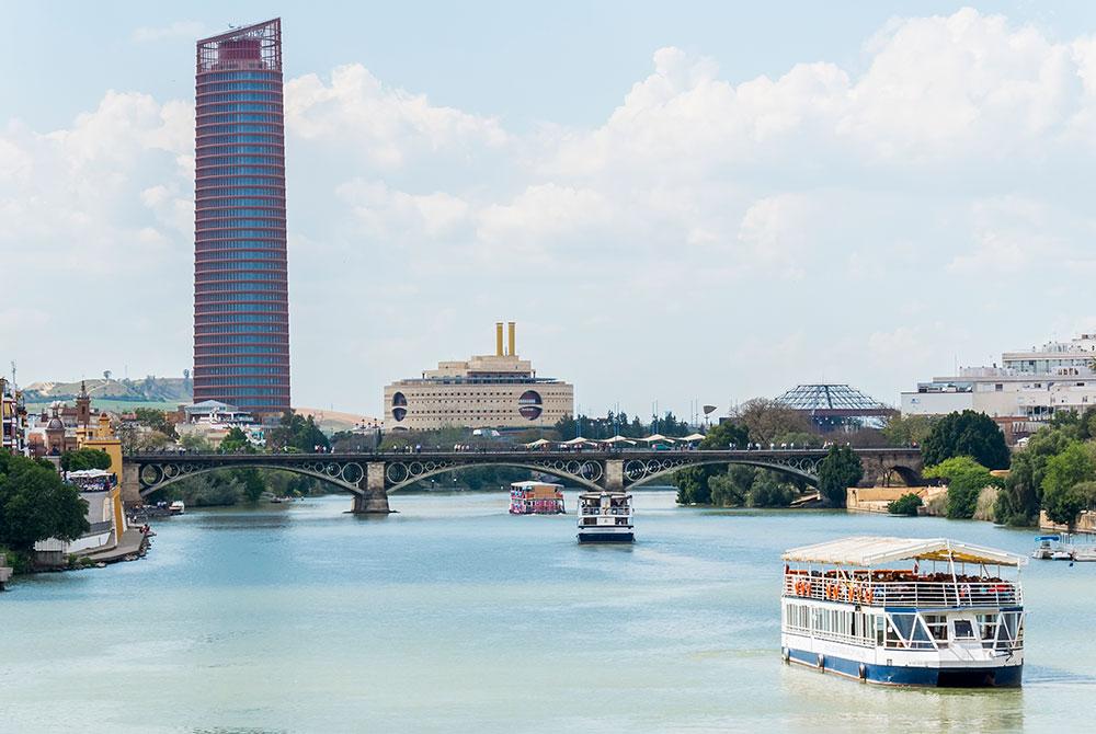 Cosas que hacer en Sevilla, pasea en barco por el río